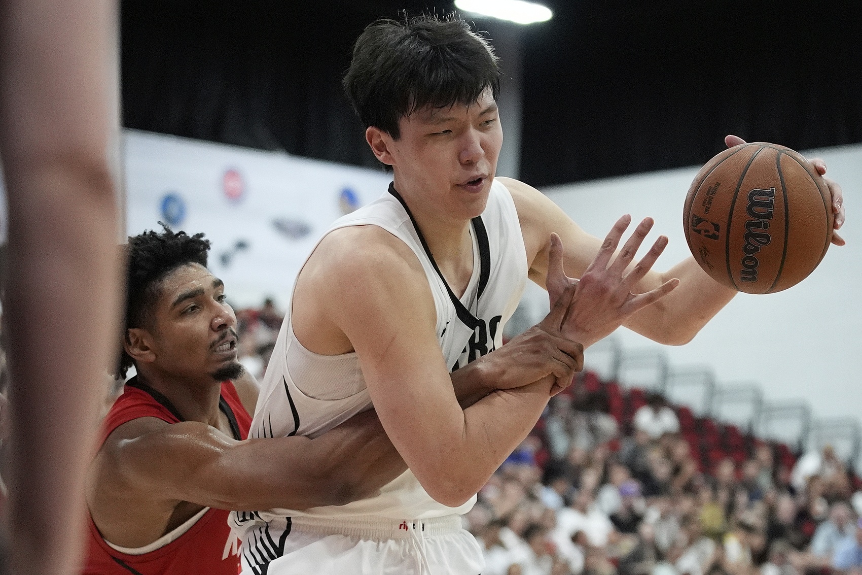 开云体育注册-队记分析：杨瀚森需适应NBA节奏 低位运球过多易遭抢断风险